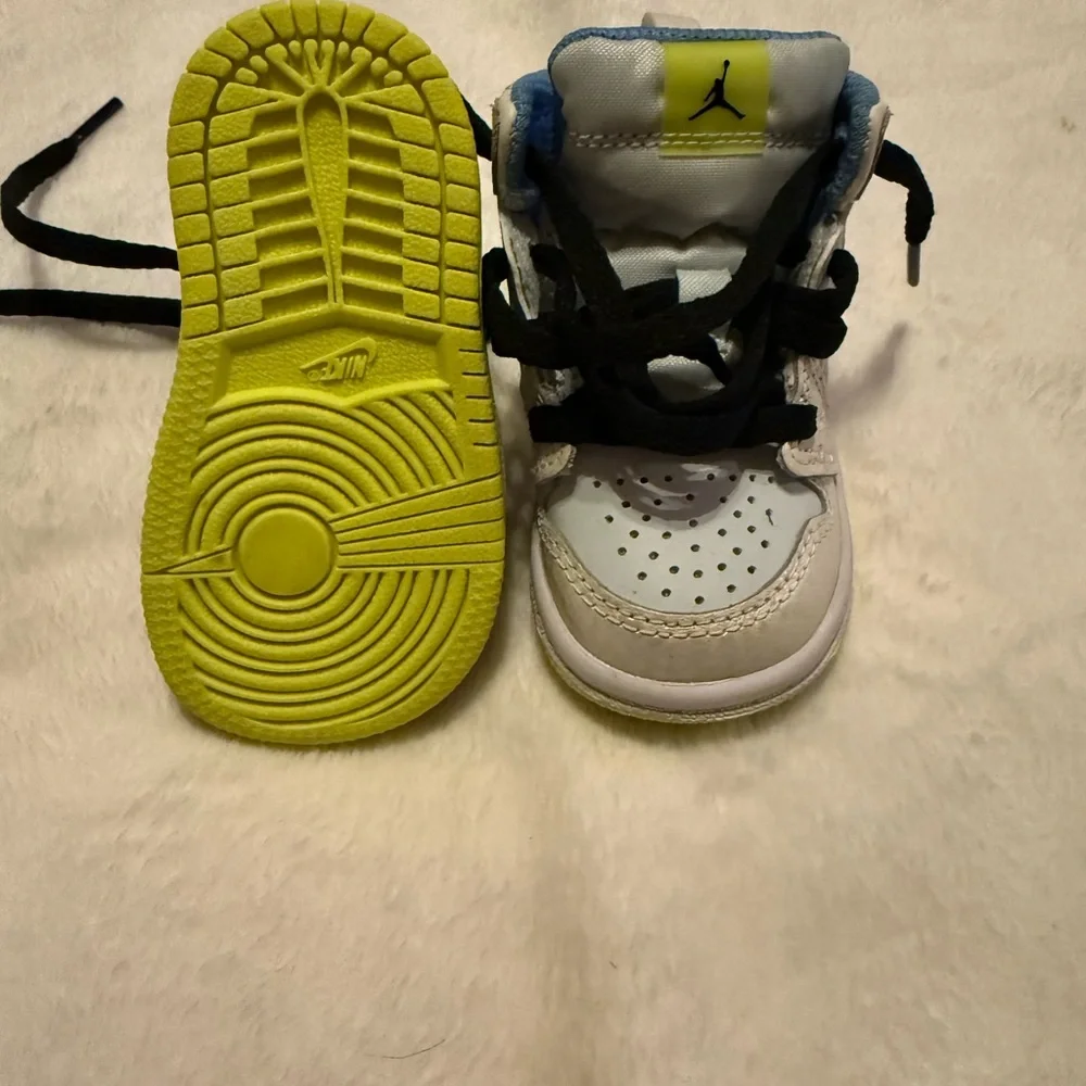 Nike Kids Sneakers in Blue and Yellow - Picture 2 of 3